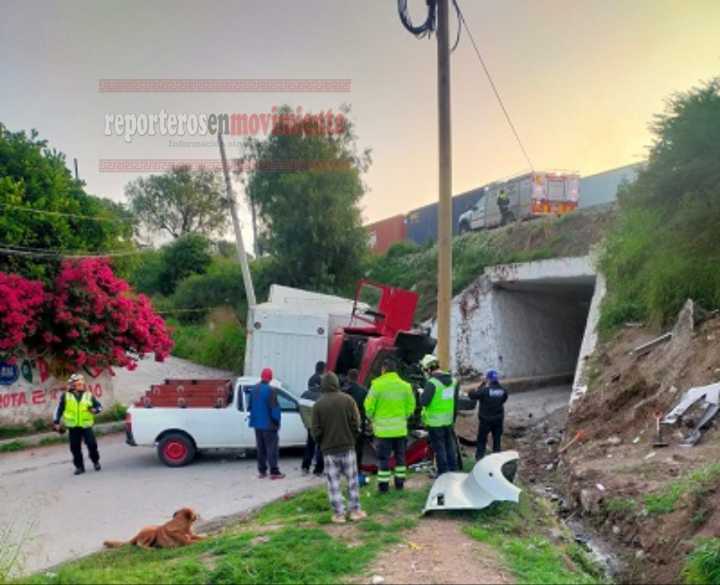 UN TRÁILER CAYÓ DE UN PUENTE EN HIDALGO; HAY CUATRO PERSONAS LESIONADAS