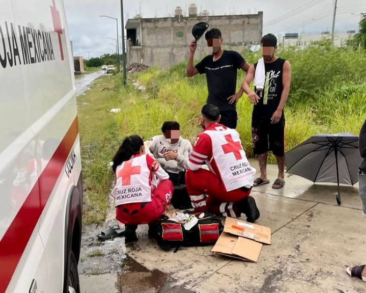 Motociclista resulta lesionado en choque con automóvil en Villa de Álvarez