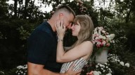 Taylor Swift anunció su compromiso con Travis Kelce y mostró el anillo que le entregó el jugador de la NFL
