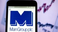 Redobla Man Group apuesta contra los bonos en dólares