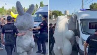 "¡Libertad para Pokémon!": Policía moldava arresta a Labubu, Pikachu y un 'oso'