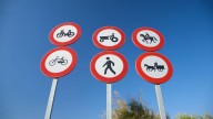 ¿Qué significa la nueva señal de la DGT con una cruz verde y un cronómetro? Mucho ojo si aparcas sin saberlo, podrías acabar multado