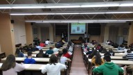 Las protagonistas son ellas: las chicas repiten menos, cursan más Bachillerato y van más a la universidad