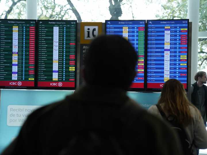 Paro de controladores aéreos: Aerolíneas Argentinas advierte otro día de complicaciones con sus vuelos