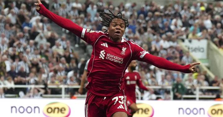 Rio Ngumoha, de 16 años, anota gol agónico para que Liverpool gane a un Newcastle con 10 hombres