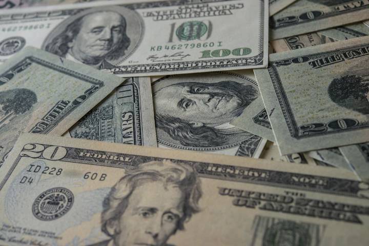 Minuto a minuto. ¿A cuánto cotizan el dólar blue y el oficial este martes 12 de agosto?