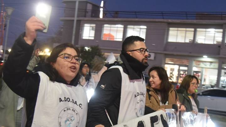 Protesta docente con "luces para iluminar al Consejo de Educación"