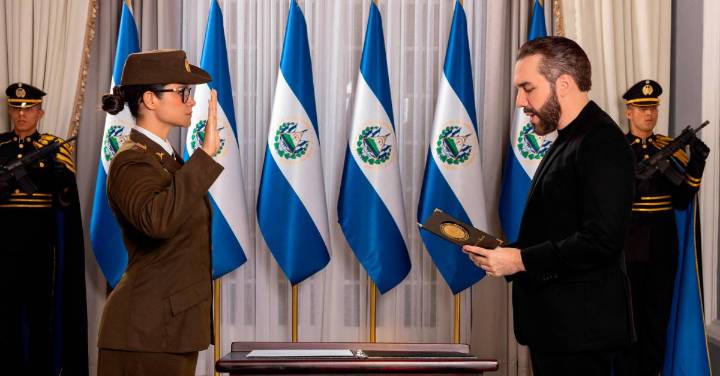 ¿Militarización o normas de conducta? El Salvador enfrenta críticas por exigir a estudiantes uniforme limpio, cabello corto y saludos
