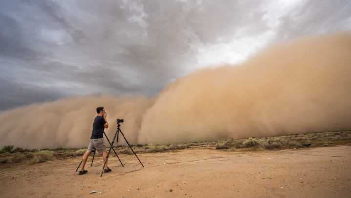 A Phoenix storm chaser pursues photos of a monster haboob