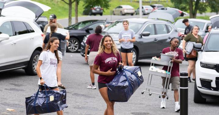 Fairmont State University welcomes new students to campus through move