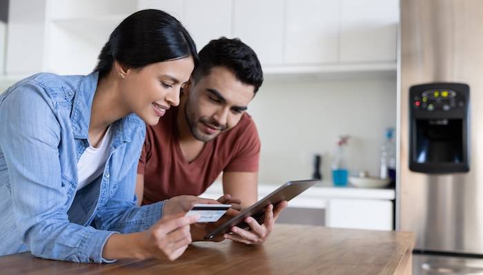 ¿Cómo comprar y pagar a alguien que no conoces?