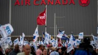 Air Canada y el sindicato de auxiliares de vuelo reanudan las conversaciones por primera vez desde que comenzó la huelga