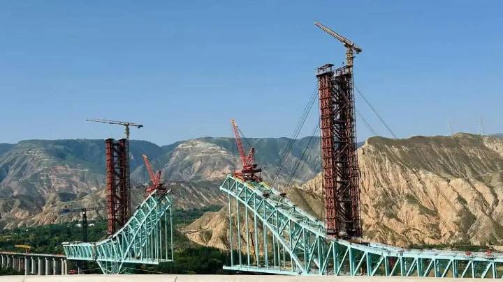 El desplome de un puente en construcción hunde en las aguas del río Amarillo a 16 obreros