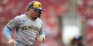 Brewers' winning streak snapped at 14 games after loss to Reds