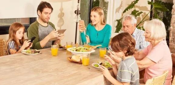 Phubbing: el fenómeno que debilita los vínculos y erosiona la atención
