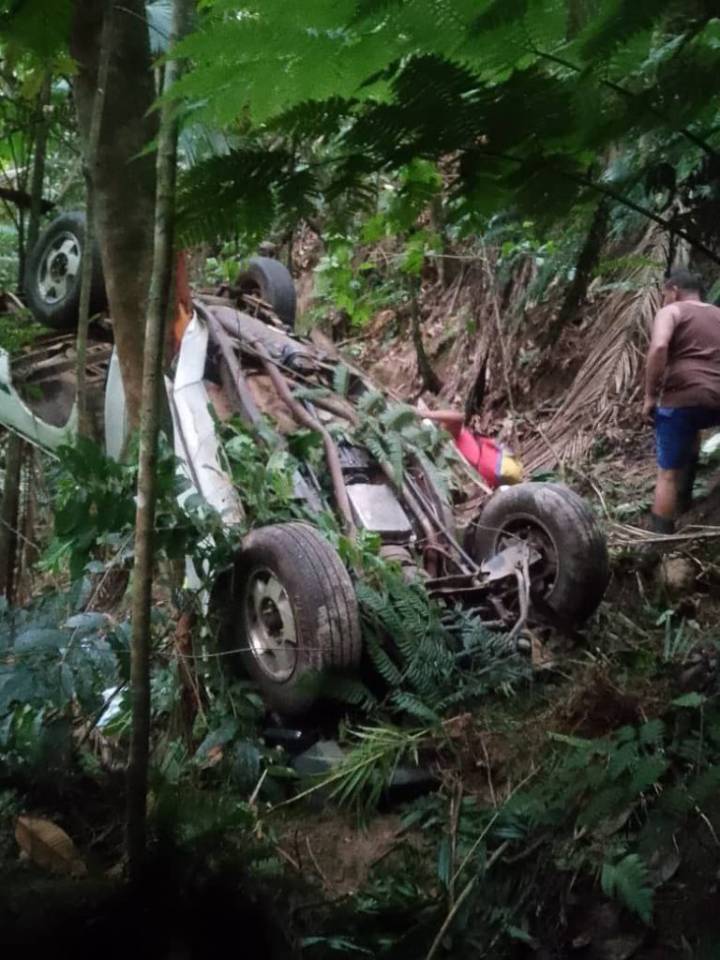 Tres muertos y una adolescente herida tras caída de camioneta por...