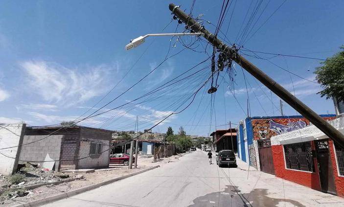 Advierten por poste a punto de caer en la Viaducto Díaz