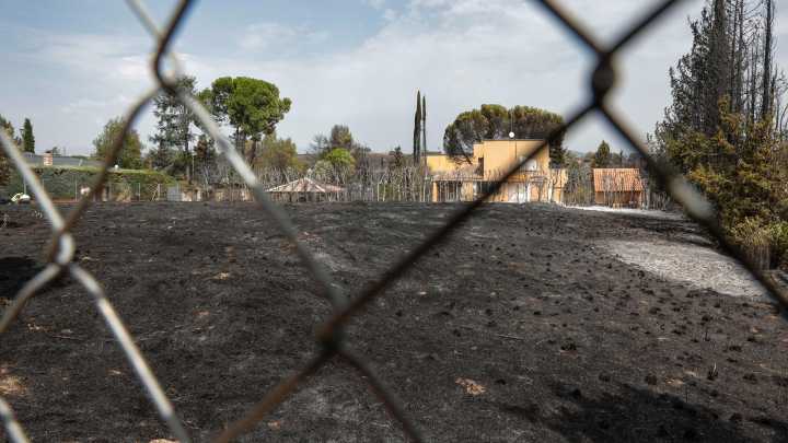 "Ahora mismo no sé si tengo casa o no": la angustia de los desalojados por los incendios que azotan España