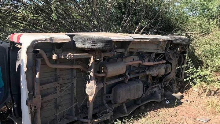 Volcadura de camioneta de carga deja dos personas lesionadas en Huiloapan
