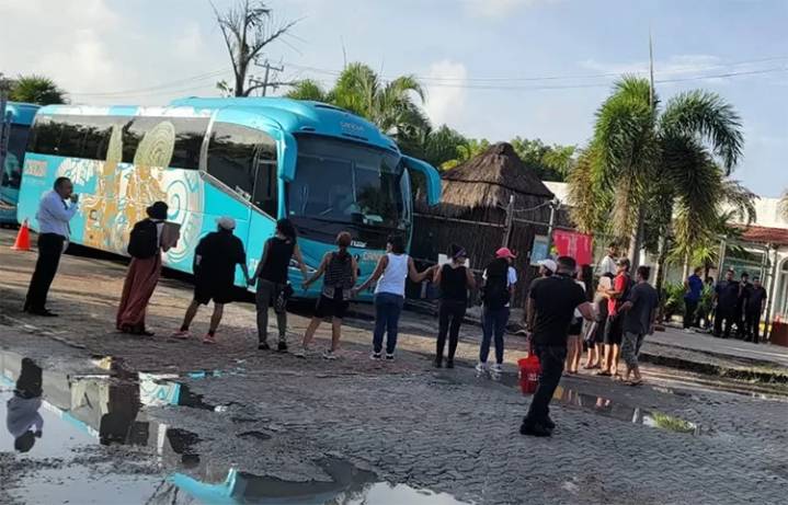 Habitantes de Mahahual frenan desembarco de miles de cruceristas