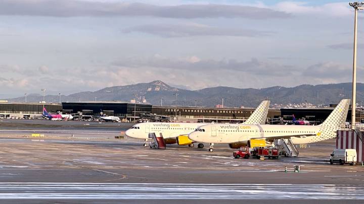 Cancelaciones y retrasos de vuelos en el aeropuerto de Barcelona por mal tiempo
