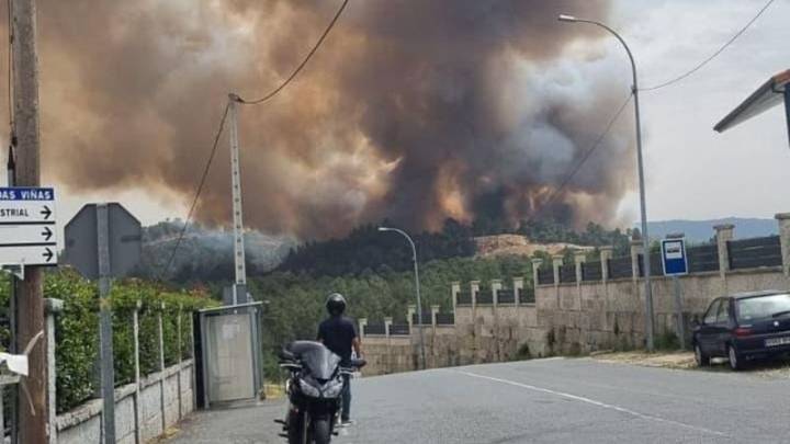 La ola de incendios siembra el caos en Galicia con desalojos y cortes de carreteras y trenes