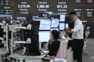 Stocks rise on Wall Street and hold on to weekly gains