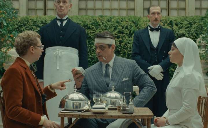 Wes Anderson y la farsa como arte mayor: crítica de ‘El esquema fenicio’