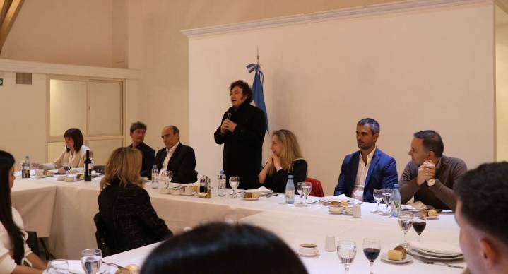 Cena en Olivos. Entre empanadas y la nueva película de Francella, Milei “motivó” a un grupo de diputados para defender sus vetos