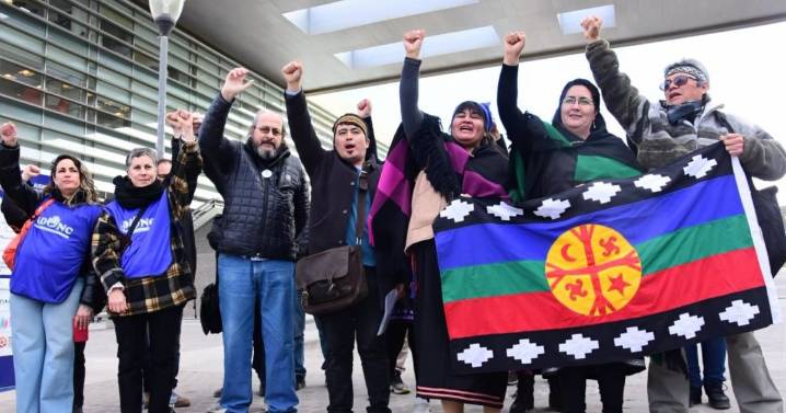 Mapuches denunciaron el desalojo en la Casa de Gobierno de Neuquén: los delitos que incluyeron