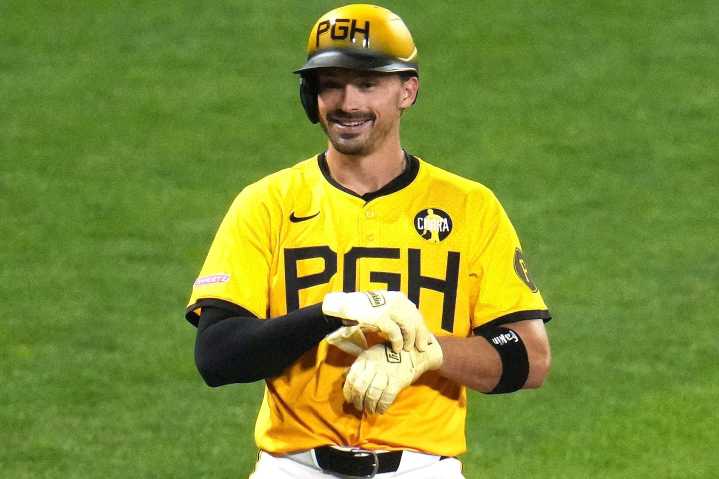 Bryan Reynolds has a 2-out, 2-run triple in the 8th in the Pirates' 3