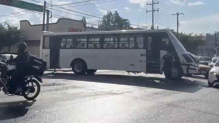Cumbiero choca por alcance a causa del pavimento mojado en zona centro de Saltillo