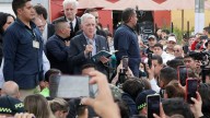 El expresidente Uribe homenajea en el lugar del atentado al asesinado senador Uribe Turbay