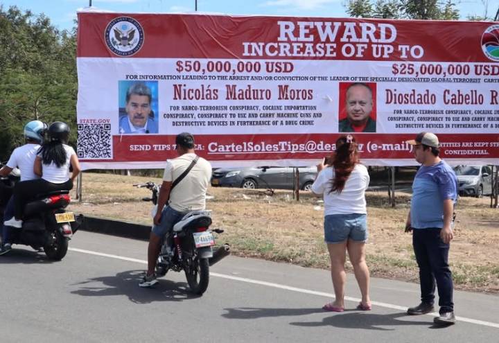 Valla con recompensa por Maduro y Cabello aparece en la frontera de Colombia con Venezuela