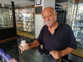 Farmacéutico lleva 62 años elaborando el jarabe Lamedor