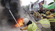 Bomberos forestales se concentran frente a las Cortes para protestar por la gestión de los incendios