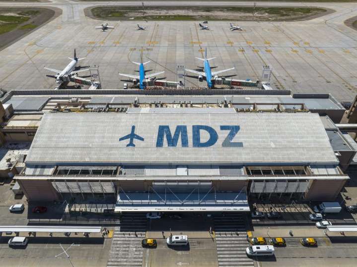 Múltiples demoras y cancelaciones en el aeropuerto de Mendoza por el paro de controladores aéreos