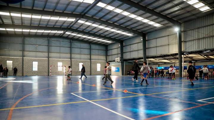 Achával y Soledad Peralta inauguraron el cerramiento del Club Municipal Peruzzotti