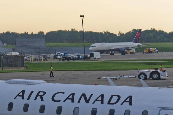 Air Canada cancela cientos de vuelos ante posible huelga de aeromozos