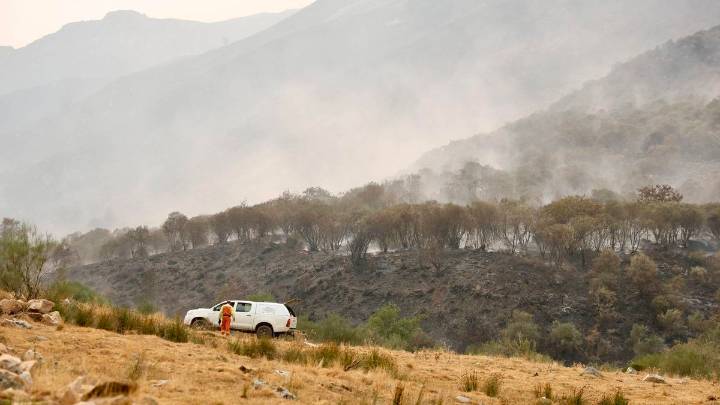 Una línea de defensa en Degaña para frenar el fuego que entra por León y la ruta del Cares cerrada por el Oriente: los incendios en Asturias pasan de 15 a 12