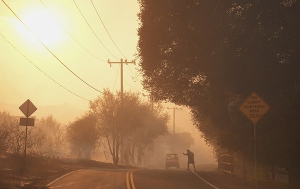 Incendio forestal en rápida expansión obliga a evacuar a miles al norte de LA