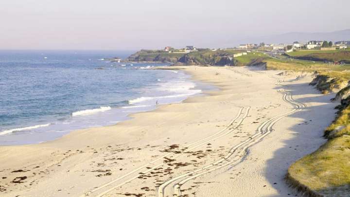 “Ni los gallegos se atreven”: el agua de una playa en Galicia deja helada a una turista