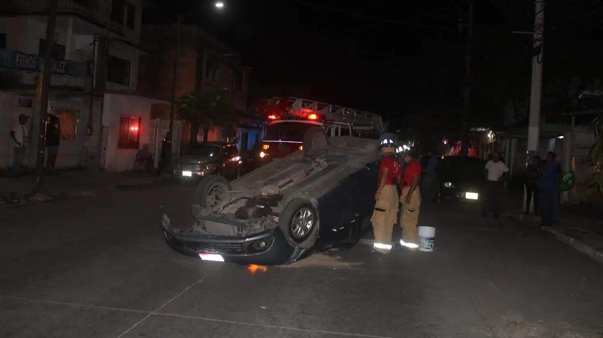 Adulto mayor vuelca su auto tras chocar contra camioneta estacionada en la colonia Tamaulipas