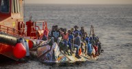 Sólo 30 menores inmigrantes han salido de Canarias, que sigue tutelando en solitario a más de 5.000