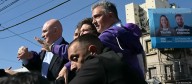 (VIDEO) Milei atacado con piedras en acto de campaña en Argentina
