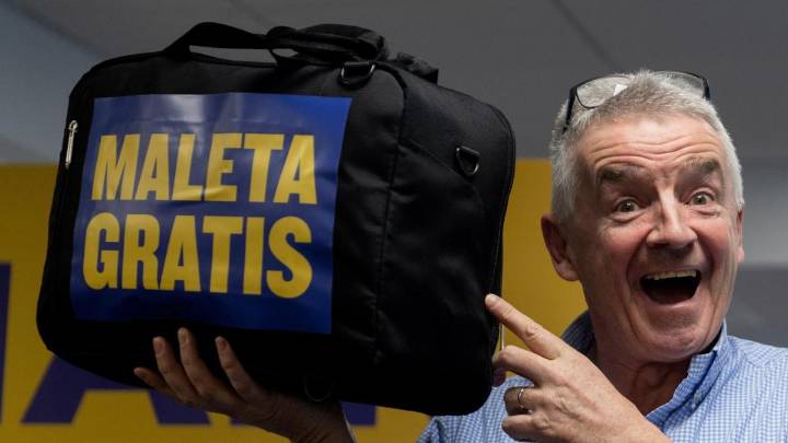 Ryanair sube la recompensa a sus empleados por detectar maletas de mano fuera de norma