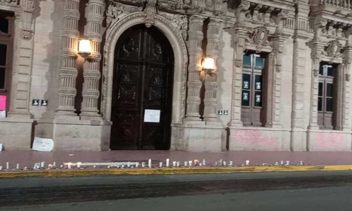 Exigen justicia por Danna: pintas y ofrenda frente a Palacio de Gobierno en Chihuahua