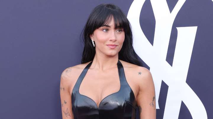 Cómo conseguir el maquillaje viral del verano, según Aitana en su último posado con Plex en Bali