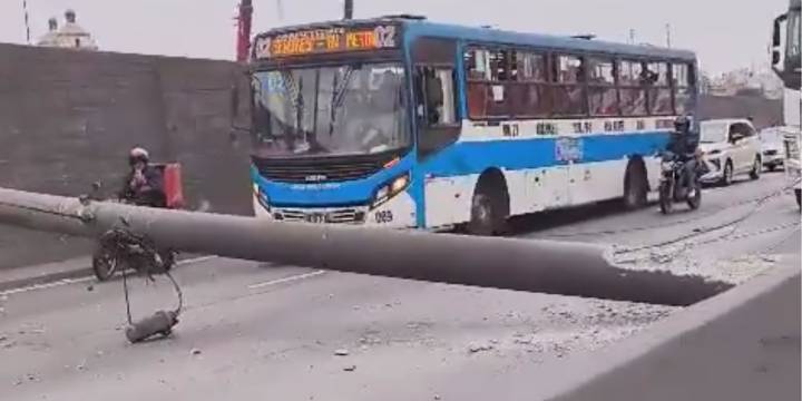 Poste colapsa en la vía Evitamiento en el Cercado de Lima