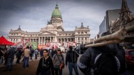 Tensión en las calles: la policía desaloja a los manifestantes que protestan en el Congreso